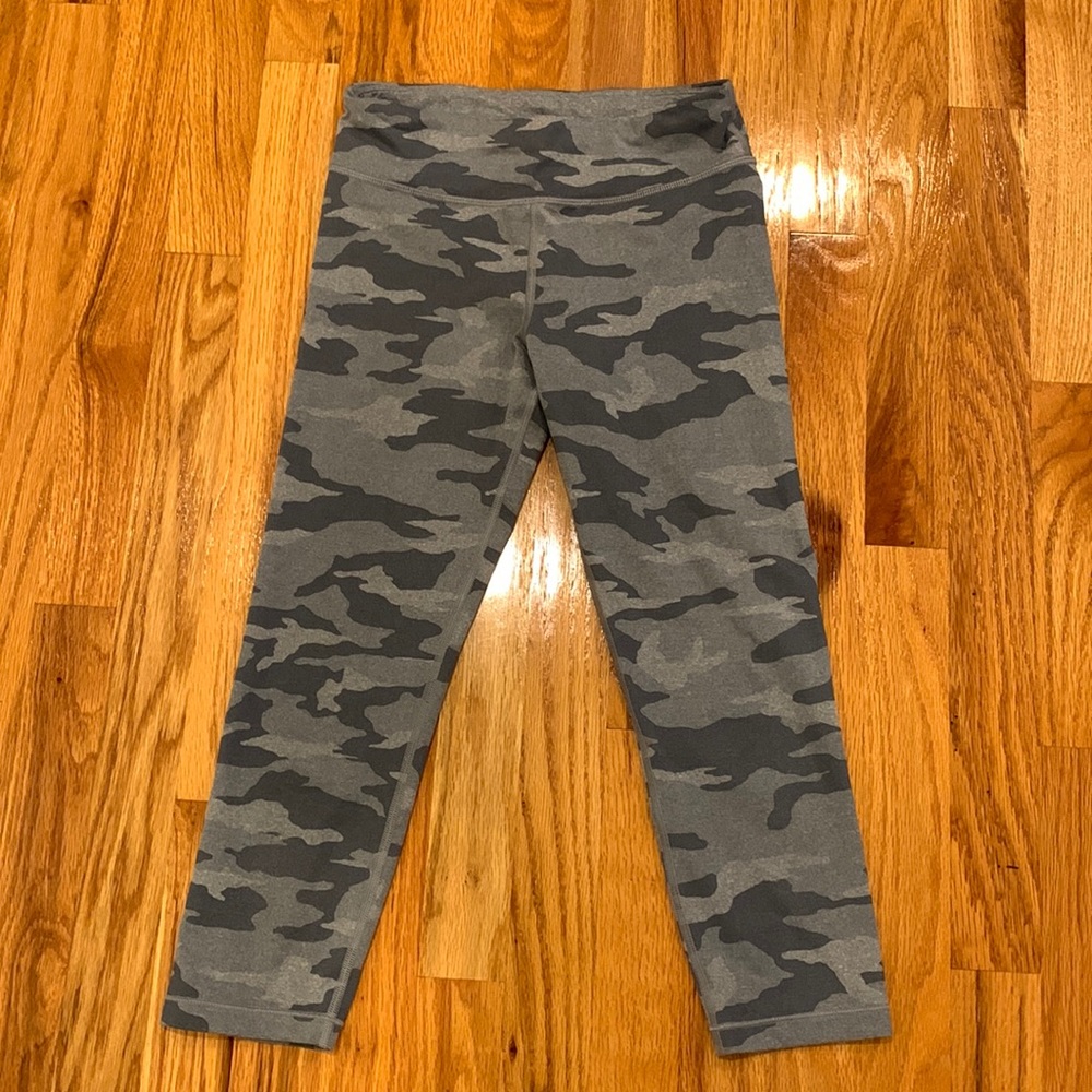 Athleta Girl camo capris leggings